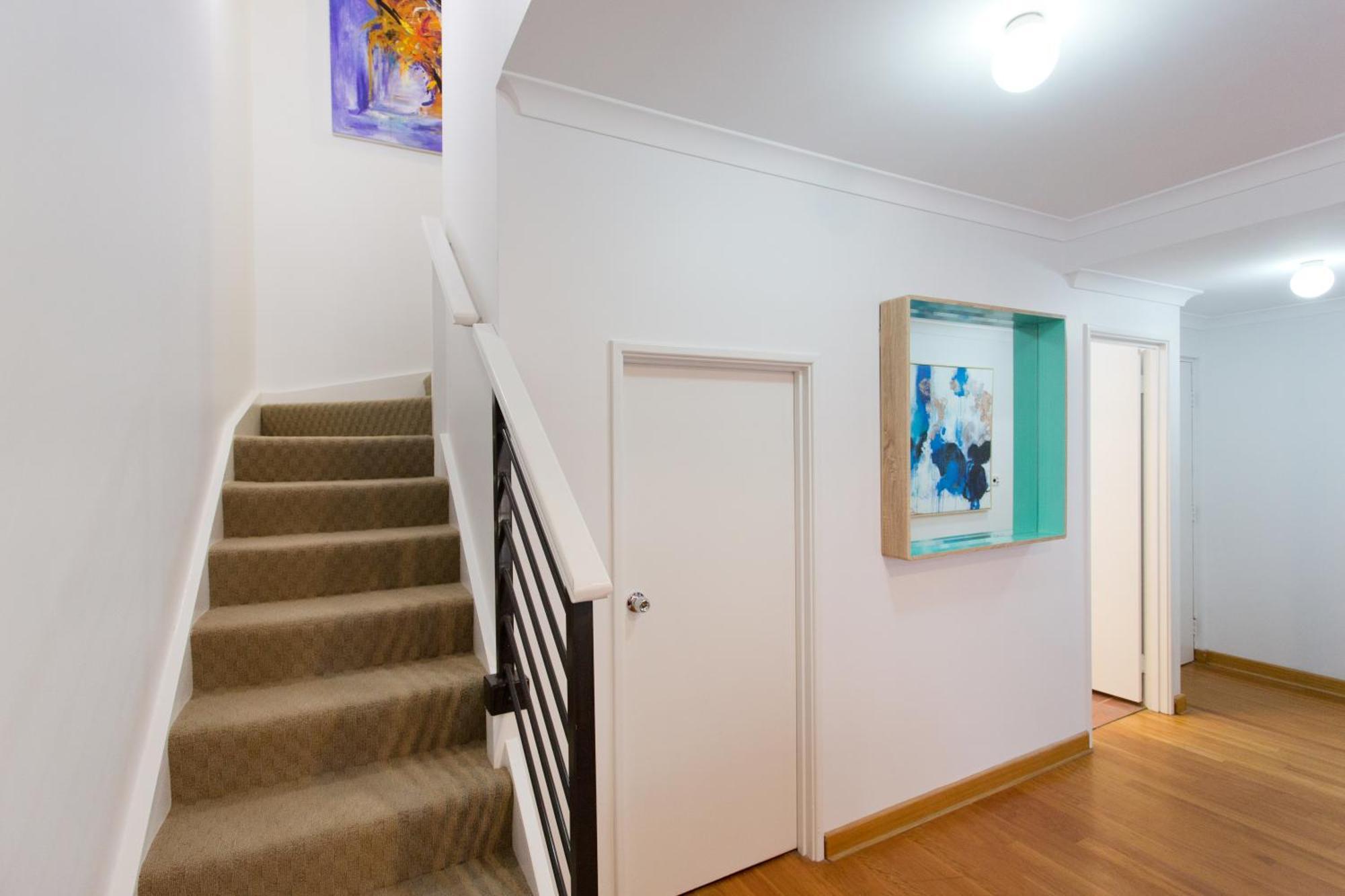 Windows On Pakenham-hip Art Space In The West End Apartment *