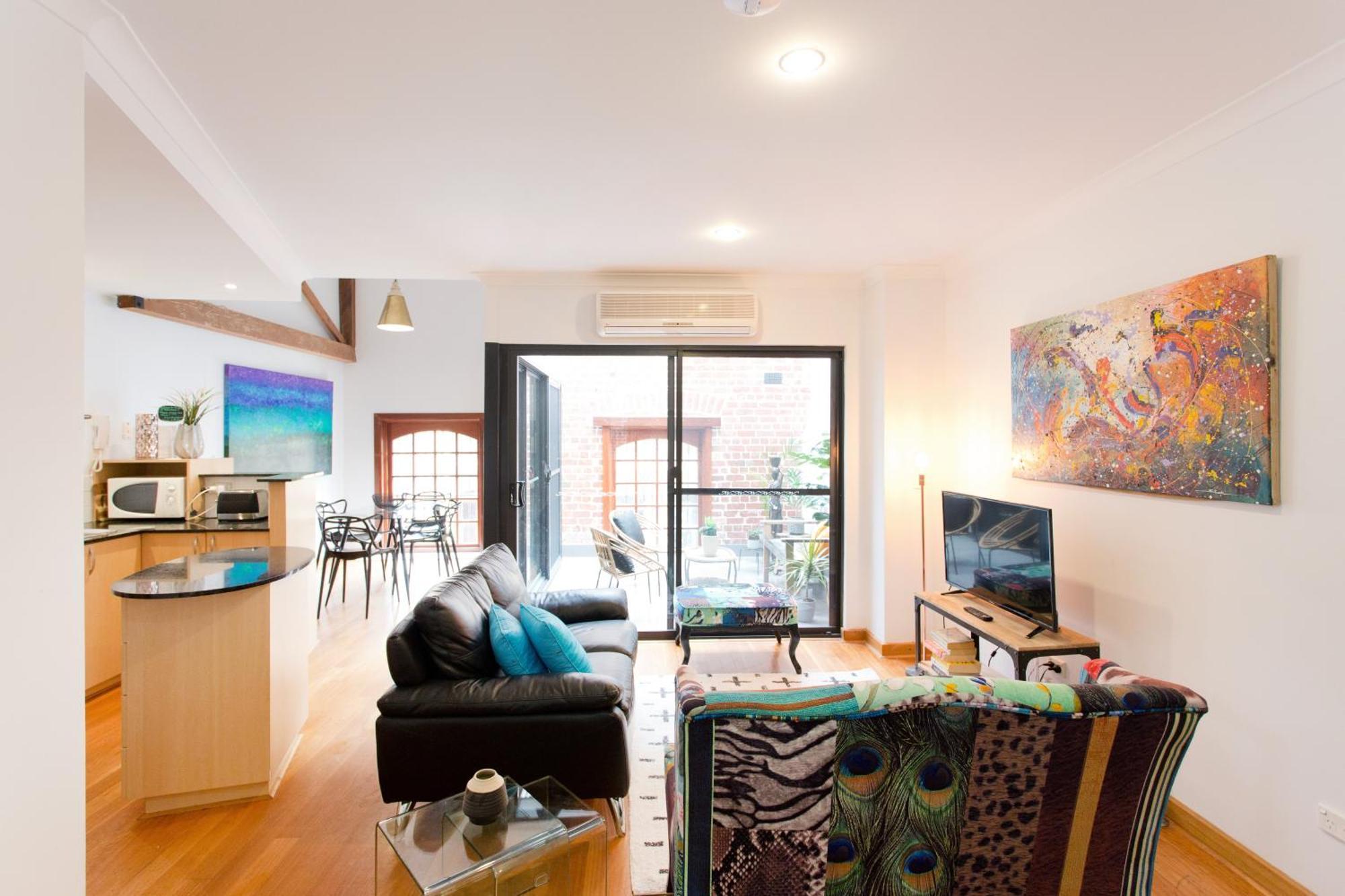 Windows On Pakenham-hip Art Space In The West End Apartment Fremantle